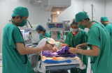 Mổ cấp cứu gấp bé sơ sinh bị lộ toàn bộ nội tạng ra ngoài thành bụng