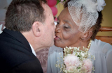 Cực sốc: Cụ bà 106 kết hôn cùng bạn trai kém 40 tuổi khiến cả thế giới ngỡ ngàng