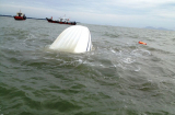 Ca nô chở 14 người bị sóng đánh lật úp, tất cả 14 người rơi xuống biển Kiên Giang