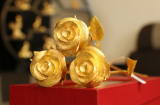 Đại gia Quảng Ninh chi gần 1 tỷ mua hoa hồng đúc vàng nguyên khối làm quà 8/3 khiến dân mạng xôn xao