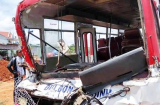 Thảm khốc: Xe đưa đón học sinh tông xe tải, 3 người t.ử v.ong, 16 người thương nặng