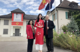 Á hậu Thanh Tú diện áo dài đẹp mê hồn khoe dáng tại Thụy Sĩ