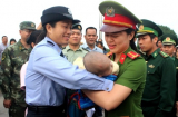 Bé trai 4 tháng tuổi bị lừa bán sang Trung Quốc đã được bàn giao cho Việt Nam