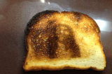 Mẹ nướng bánh mì bị cháy và hành động của người bố khiến con trai 'khắc cốt ghi tâm'