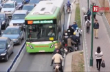 Tuyến đường dành riêng cho xe buýt BRT hỗn loạn vì những người dân vô ý thức