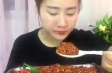Phát hoảng với cô gái ăn ớt như ăn cơm