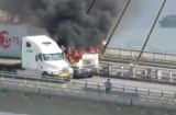 Xe container bốc cháy nghi ngút bị làm ngơ giữa cầu