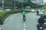 Clip: Tài xế Grabbike buông hai tay, vừa lạng lách nhún nhảy giữa đường khiến ai cũng 'phát hoảng'