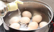 Bỏ trứng từ tủ lạnh ra đừng vội luộc ngay, thêm một bước nữa trứng sẽ ngon mềm, vỏ dễ bóc