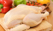 Thả một nắm lá vào nước sôi để làm gà, đảm bảo sạch cả lông măng, thịt thơm ngon hơn hẳn