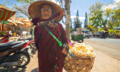 Cụ bà 94 tuổi còng lưng gánh bánh bắp đi bán, cư dân mạng không khỏi bồi hồi thương cảm