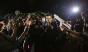 Dù vội vàng lên sân khấu biểu diễn, Hà Anh Tuấn vẫn ghi diểm với hành động lịch thiệp dành cho fan nữ