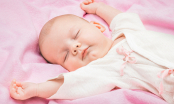 Vì sao trẻ sơ sinh ngủ lúc nào cũng đưa tay lên khỏi đầu?
