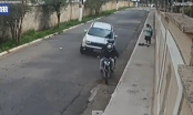 Tài xế ô tô bẻ lái lao vào 2 người đi xe máy, biết nguyên do ai cũng gọi ‘anh hùng’