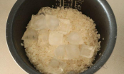 Nấu cơm chớ nên chỉ cho nước lọc, bỏ thêm 2-3 viên đá lạnh sẽ thấy công dụng bất ngờ cho sức khỏe