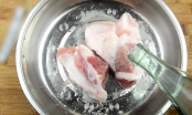 Thịt lấy từ tủ lạnh ra cứng đá: Thêm vào giọt gia vị này vào thịt mềm tan, thơm ngon như mới mua về
