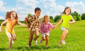 3 khác biệt giữa trẻ thường xuyên đi chơi và trẻ ở nhà nhiều
