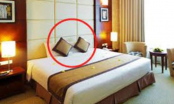 Vì sao phòng khách sạn nào cũng có 4 chiếc gối trên giường: Không phải trang trí, đây mới là tác dụng thực sự