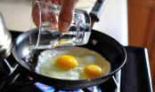 Đập trứng vào chảo rồi thêm vài giọt này: Trứng xốp mịn, rán 2 quả mà nhiều gấp đôi
