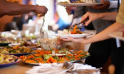 Tại sao nhân viên phục vụ luôn đến dọn đĩa sau khi ăn buffet? 99% mọi người không nhận ra ẩn ý ngầm