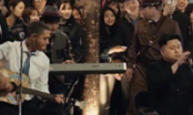 Ông Obama và Kim Jong Un cùng nhau hát giữa đường phố