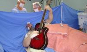 Kinh ngạc bệnh nhân vừa phẫu thuật não vừa tỉnh táo chơi guitar