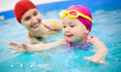Dạy con học bơi để bé có thể tự cứu mình khi cần