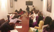 Hàng chục thiếu nữ mặc áo dài xếp hàng dài trong quán karaoke cho các quý ông lựa chọn