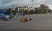 Video: Vừa đi xe máy vừa dùng điện thoại, tài xế tông ngã cô gái vượt đèn đỏ