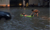 Video: Khách Tây thả phao tắm giữa đường Sài Gòn sau trận mưa lớn