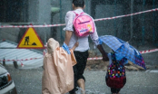 Giữa cơn mưa lớn, hình ảnh bố chịu mưa dắt 2 con khiến người ta rưng rưng cảm động!
