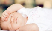 Nguyên nhân nào khiến trẻ sơ sinh hay vặn mình khi ngủ?