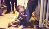 Xót lòng bé trai 5 tuổi ôm chân gào khóc thảm thiết không cho mẹ nhảy cầu tự tử