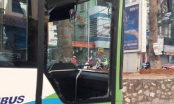 Mới hoạt động, xe buýt nhanh BRT vỡ tan kính sau va chạm với xe taxi