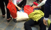 Bức xúc: Bà cụ bị đánh ngất xỉu do dẫm chân cô gái khi đi Chùa Hương