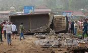 Kinh hoàng: Lật xe tải chở đá, lái xe và hai chị em ruột tử vong tại chỗ