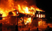 Clip: Đang cháy dữ dội ở gần tòa nhà Keangnam, thiêu rụi cả kho hàng