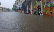 Nhịp sống của người dân quận Cầu Giấy đảo lộn sau trận mưa bão gây ngập đường phố