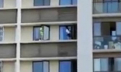 Phụ huynh thót tim khi chứng kiến cảnh hai đứa trẻ chạy nhảy trên bờ tường ngoài cửa sổ tầng 10