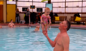 Trẻ mới 3 tháng tuổi đã có thể tự đứng, bài tập của huấn luyện viên bơi lội khiến nhiều người ngạc nhiên