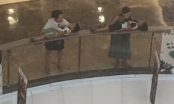 Hai bà mẹ trẻ hồn nhiên đặt con nhỏ đang ngủ say lên lan can tầng 2 trung tâm thương mại để nghỉ ngơi