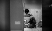 Bức ảnh nữ y tá chăm sóc tận tình thai phụ mới sinh trong toilet gây xúc động