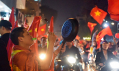 Hàng vạn cổ động viên mang xoong chảo ra đường ăn mừng sau chiến thắng CHẤN ĐỘNG của tuyển U23 Việt Nam