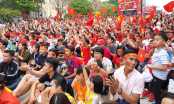 Hot: Hàng nghìn người hâm mộ chạy theo hò reo phấn khích khi U23 Việt Nam vừa xuất hiện tại Sài Gòn