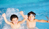 Khi cho trẻ đi bơi vào những ngày nắng nóng, bố mẹ cần lưu ý những gì?