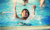 Bố mẹ cần lưu ý những vấn đề sau về sức khỏe khi cho con đi bơi ở bể bơi công cộng