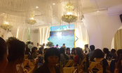 Đám cưới bá đạo, cô dâu chú rể bật bóng đá cùng quan khách cổ vũ hết mình cho đội tuyển Việt Nam
