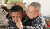 Bé trai 7 tuổi gào khóc cầu xin được vào trại trẻ mồ côi, lý do khiến hàng triệu người nghẹn lòng