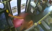 Bước lên xe bus, cô gái trẻ bất ngờ làm hành động này khiến mọi người sốc nặng