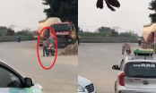 Tài xế bất chấp dắt chiếc xe máy đang bốc cháy dữ dội trên đường khiến nhiều người hốt hoảng